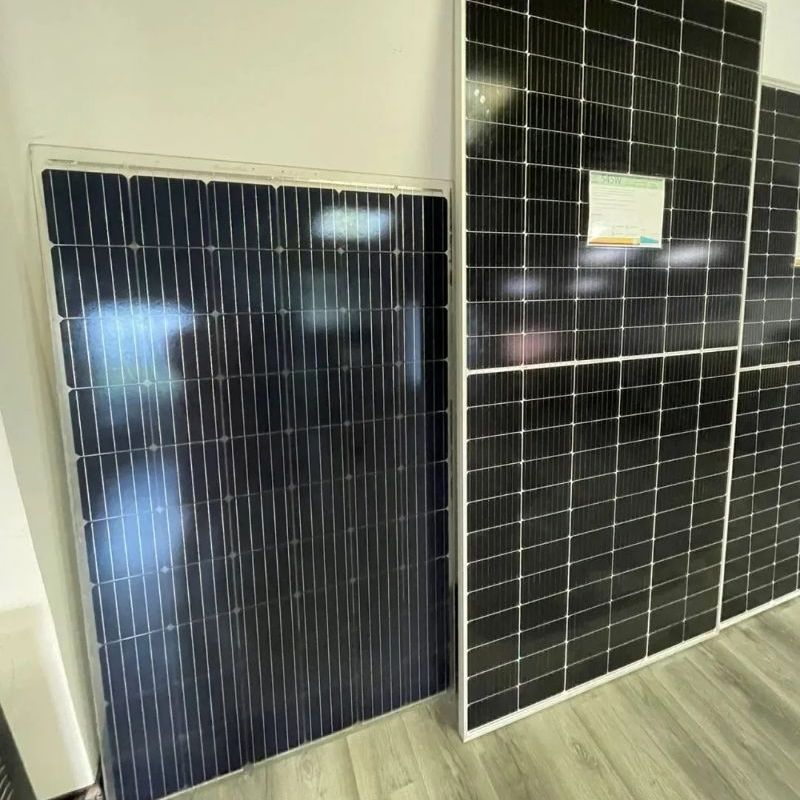 Panel Solar Monocristalino de Alta Eficiencia para Sistemas Fotovoltaicos Residenciales y Comerciales