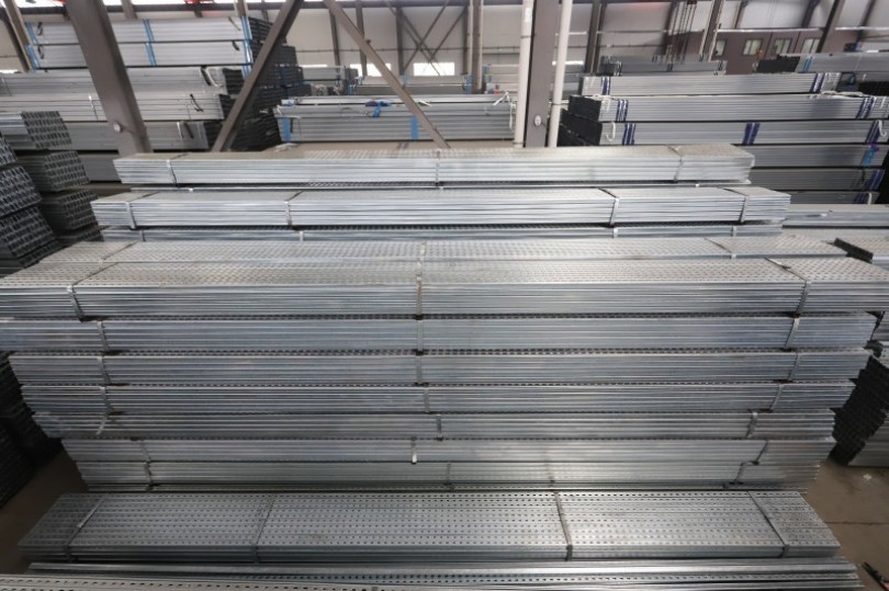 Riel en forma de U recubierto de Zn-Al-Mg sistema de montaje versátil para paneles solares