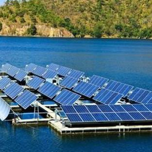 Sistema de paneles solares de gran escala y alta estabilidad diseñado para actualizaciones solares en infraestructura pública