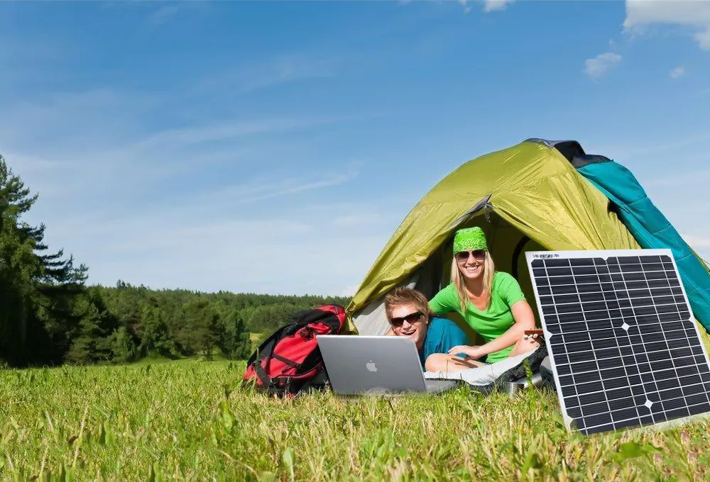 Uso de panel solar flexible en caravana