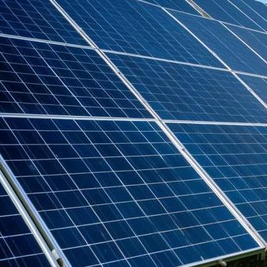 Sistema de paneles solares de gran escala y alta estabilidad diseñado para actualizaciones solares en infraestructura pública