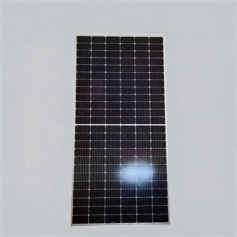 Dispositivo fotovoltaico de baja degradación anual y salida estable para proyecto de renovación solar en techos de almacenes industriales