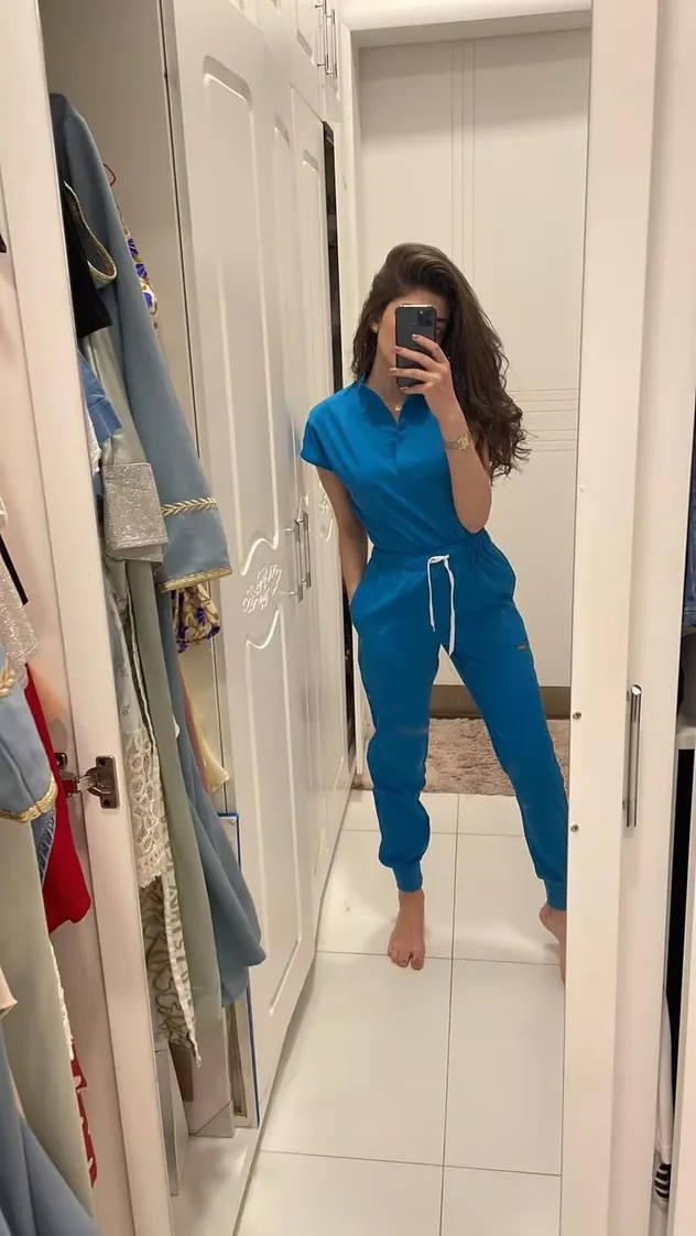 Modelo uniforme médico