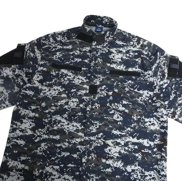 Uniforme táctico de camuflaje digital azul oscuro detalle 1