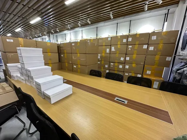 Proceso de empaquetado de uniformes en fábrica