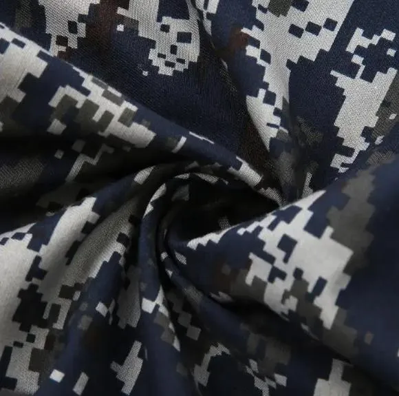 Uniforme táctico de camuflaje digital azul oscuro detalle 2