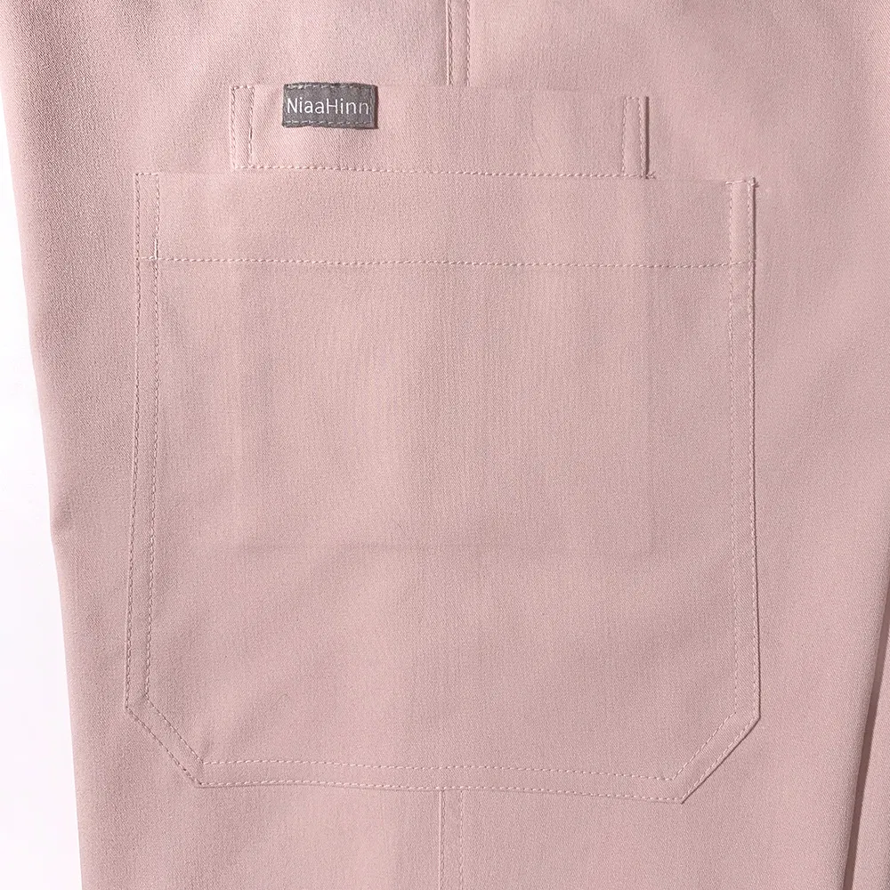 Parte superior y pantalones con múltiples bolsillos