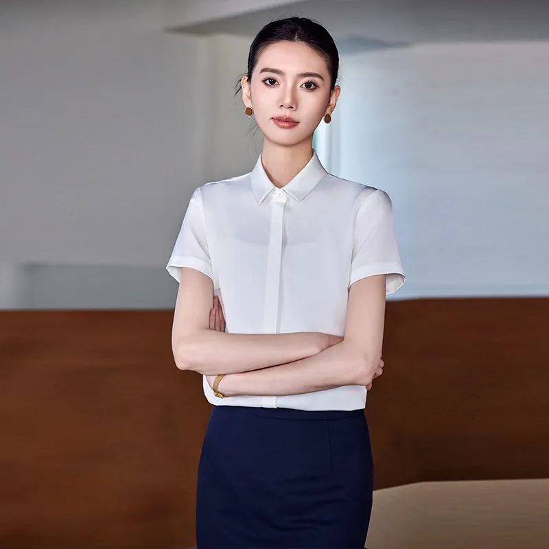 Uniforme elegante de hospitalidad 10
