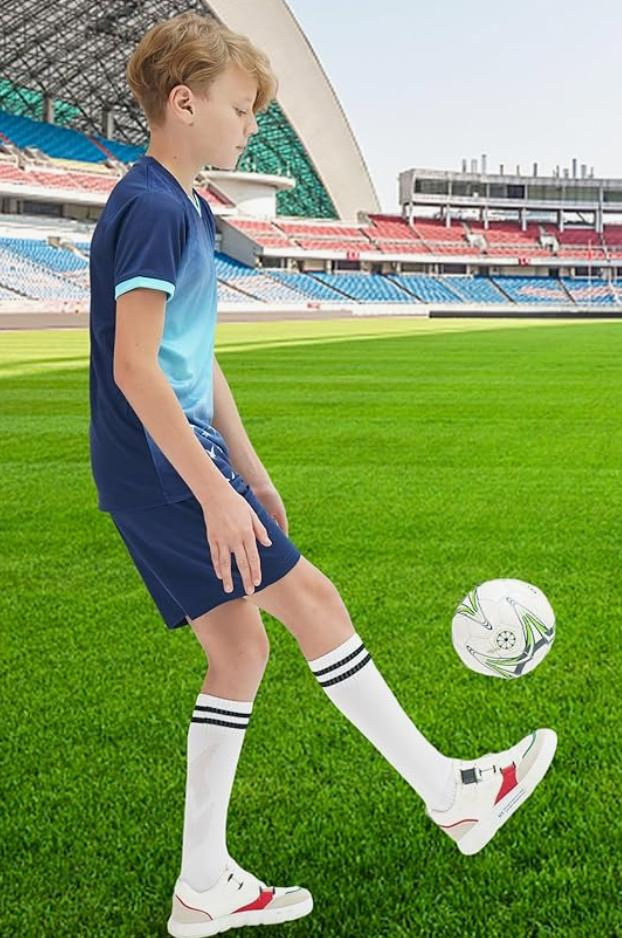 Conjunto de uniforme de camiseta deportiva de poliéster de cuello en V de manga corta y pantalones cortos con cintura elástica para niños 100%