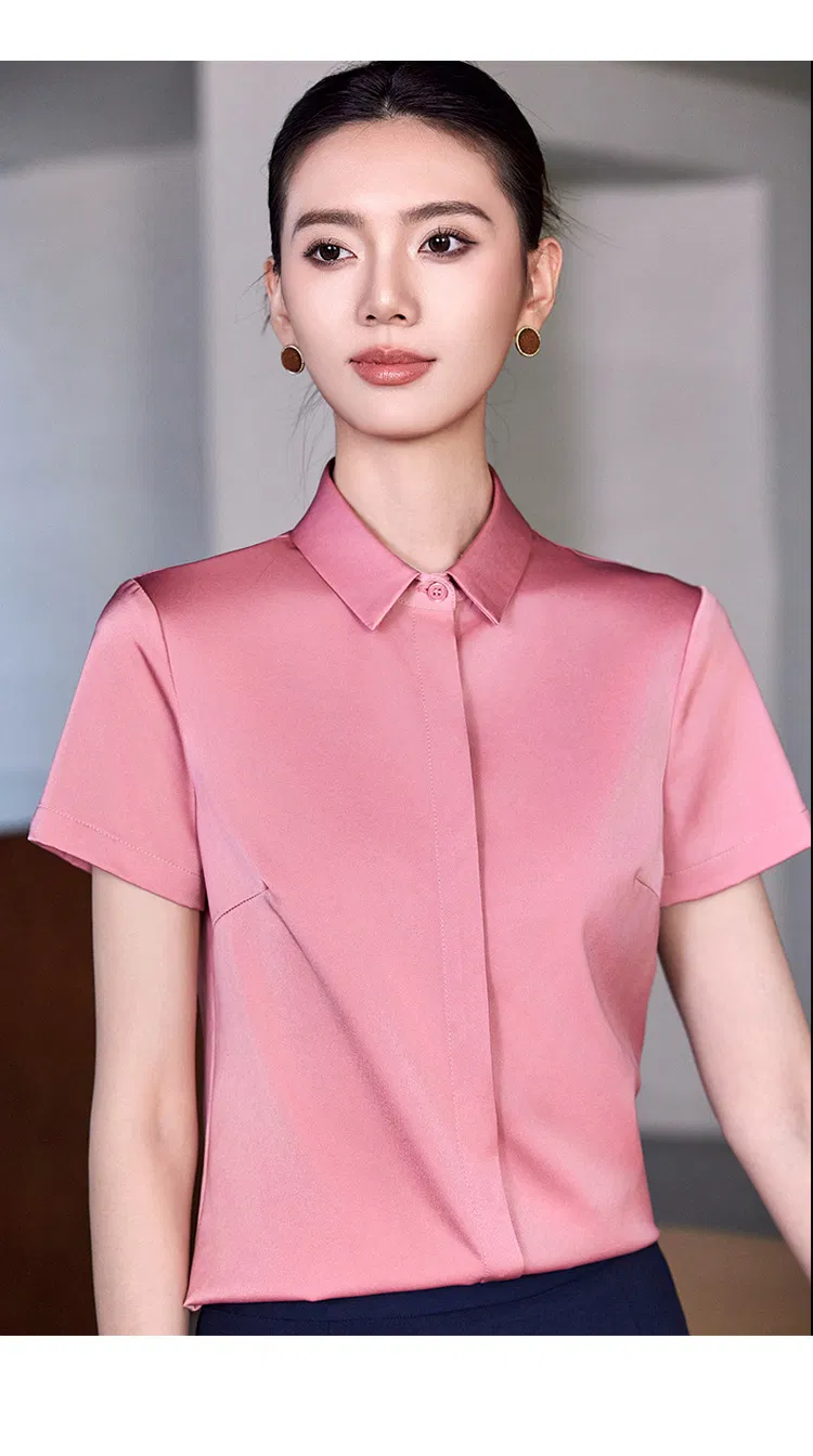 Uniforme elegante de hospitalidad 9
