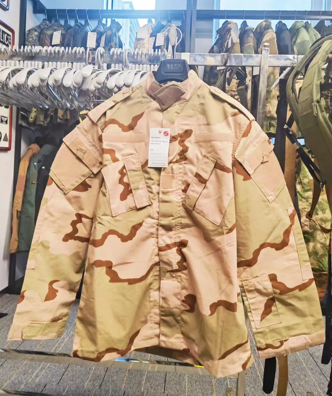 Uniforme táctico de camuflaje desértico personalizado para aventuras al aire libre