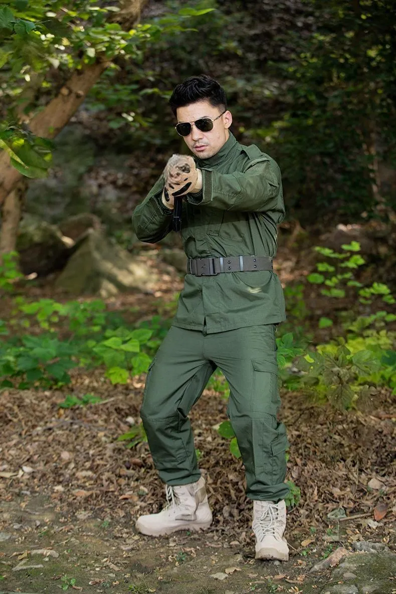 Detalle del traje de entrenamiento de camuflaje