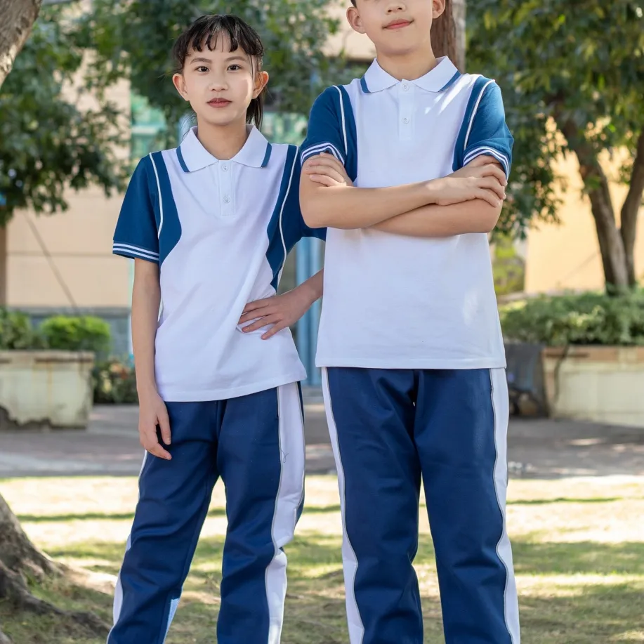 Detalle de ropa escolar infantil