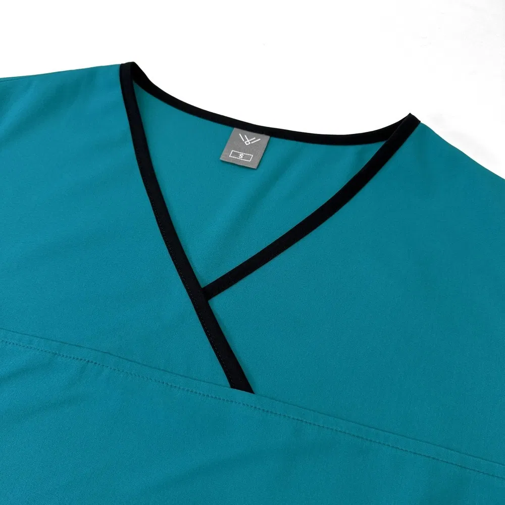 Detalle de uniformes médicos de verano ligeros
