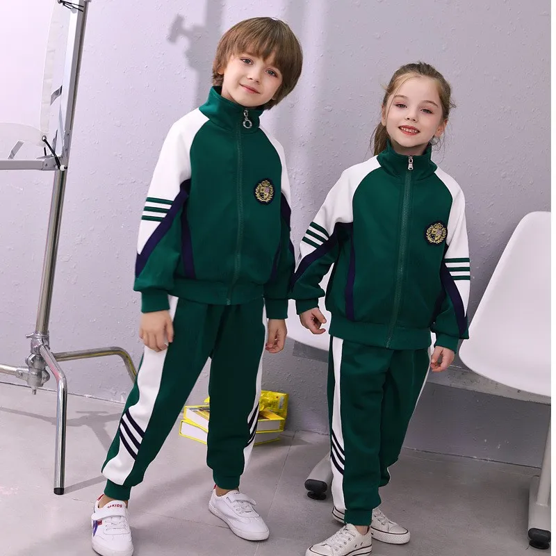 Conjunto escolar de deporte para niños en bloque de color verde oscuro