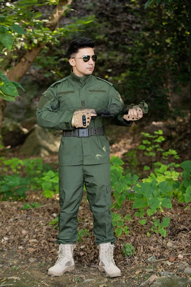 Detalle del conjunto táctico de camuflaje