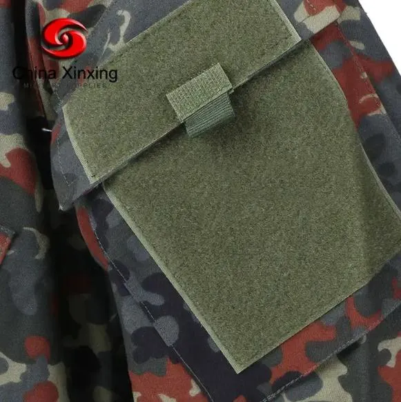Detalle del uniforme táctico de camuflaje 1