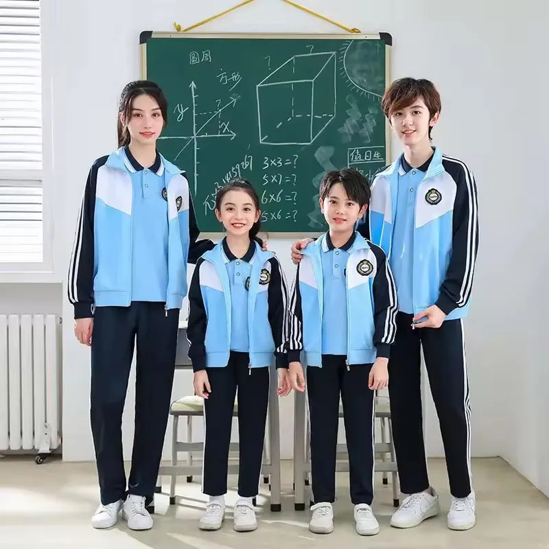 Detalle uniforme escolar deportivo azul