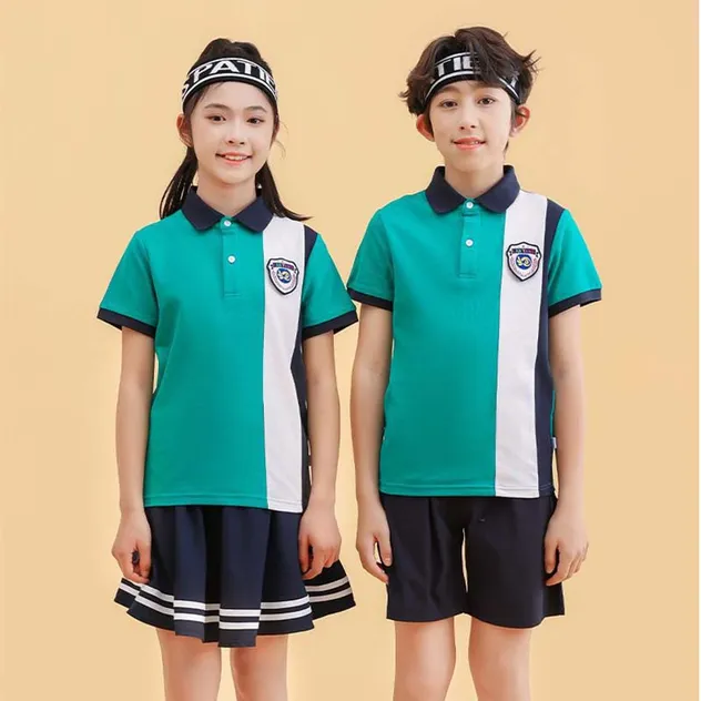 T-shirts y faldas escolares