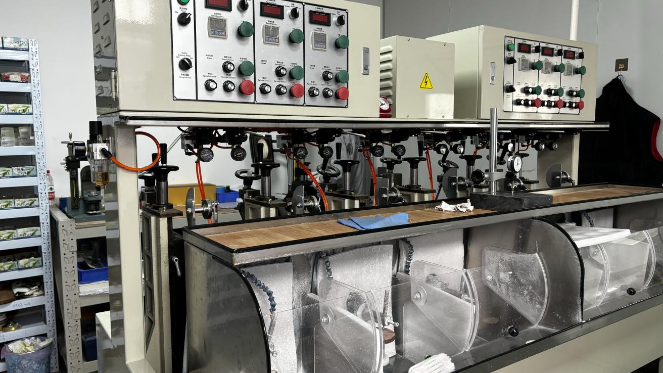 Advanced polishing machine used in FiddlLink optical component manufacturing