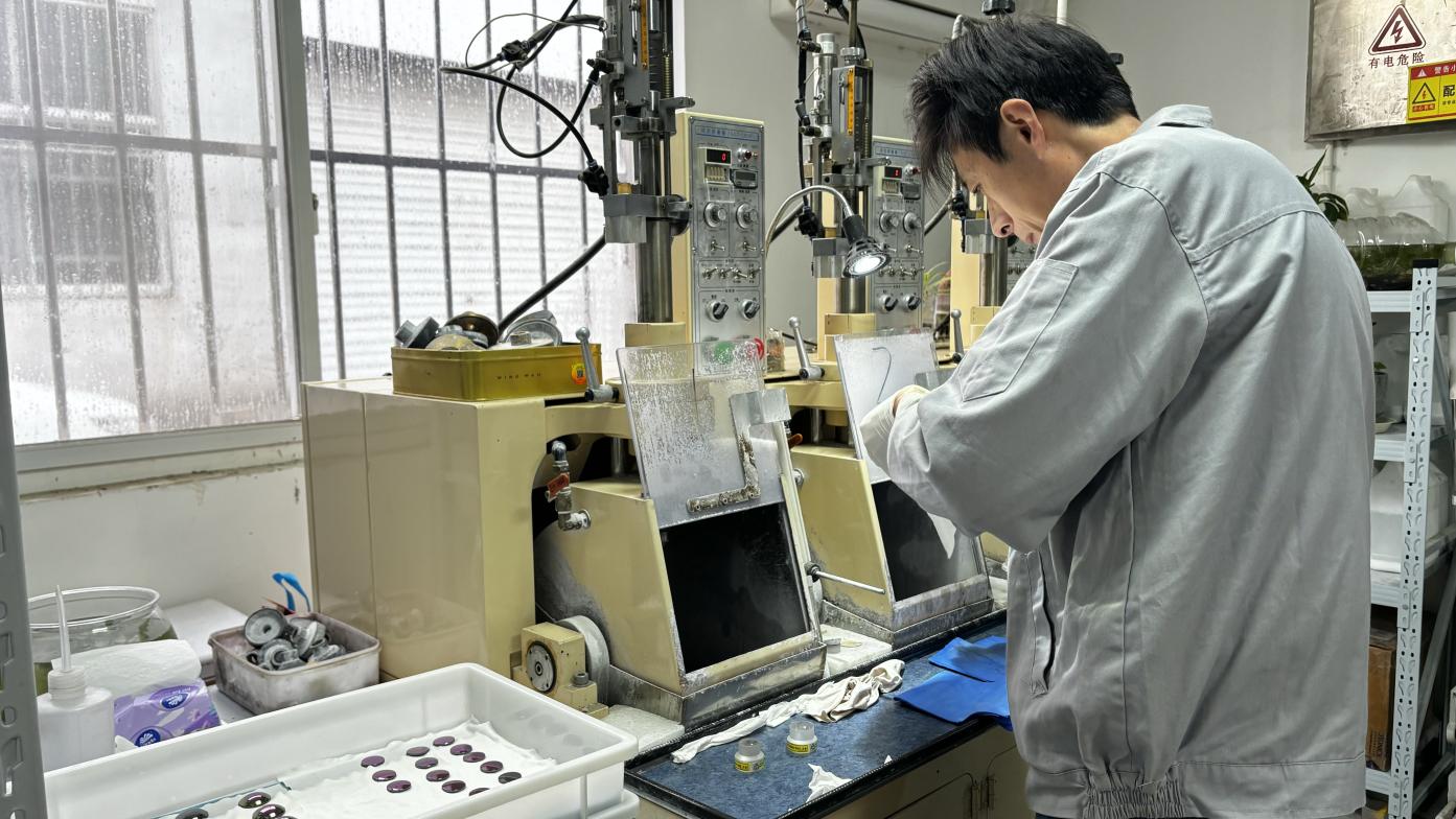 FiddlLink Optical Technology manufacturing facility showing spherical polishing process