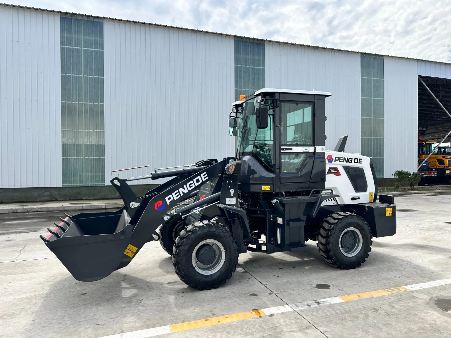 Heavy-Duty 42 Kw Hua Shen Small Wheeled Loader with Side Bridge Design White Color Made in China