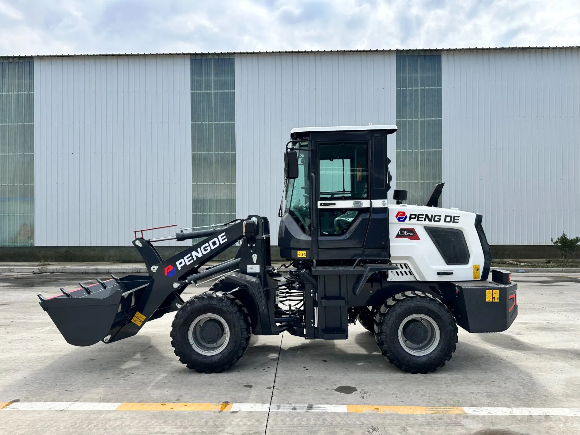 Heavy-Duty 42 Kw Hua Shen Small Wheeled Loader with Side Bridge Design White Color Made in China
