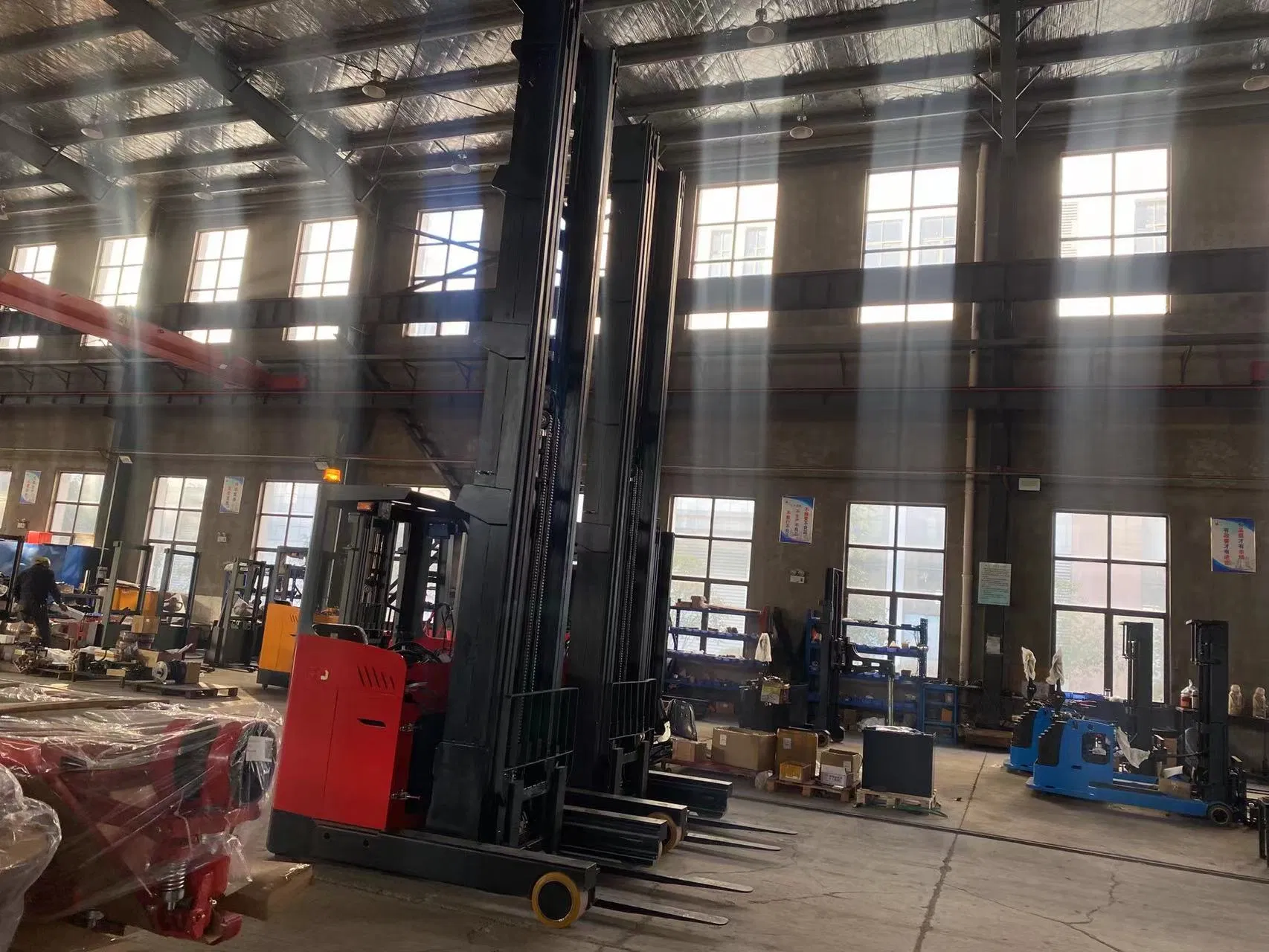 Factory Price New Design Seating Type 2ton Electric Reach Truck with High Lifting 10m 11m 12m 13m Warehouse Narrow Aisle Battery Stacker with 3 Stage Mast