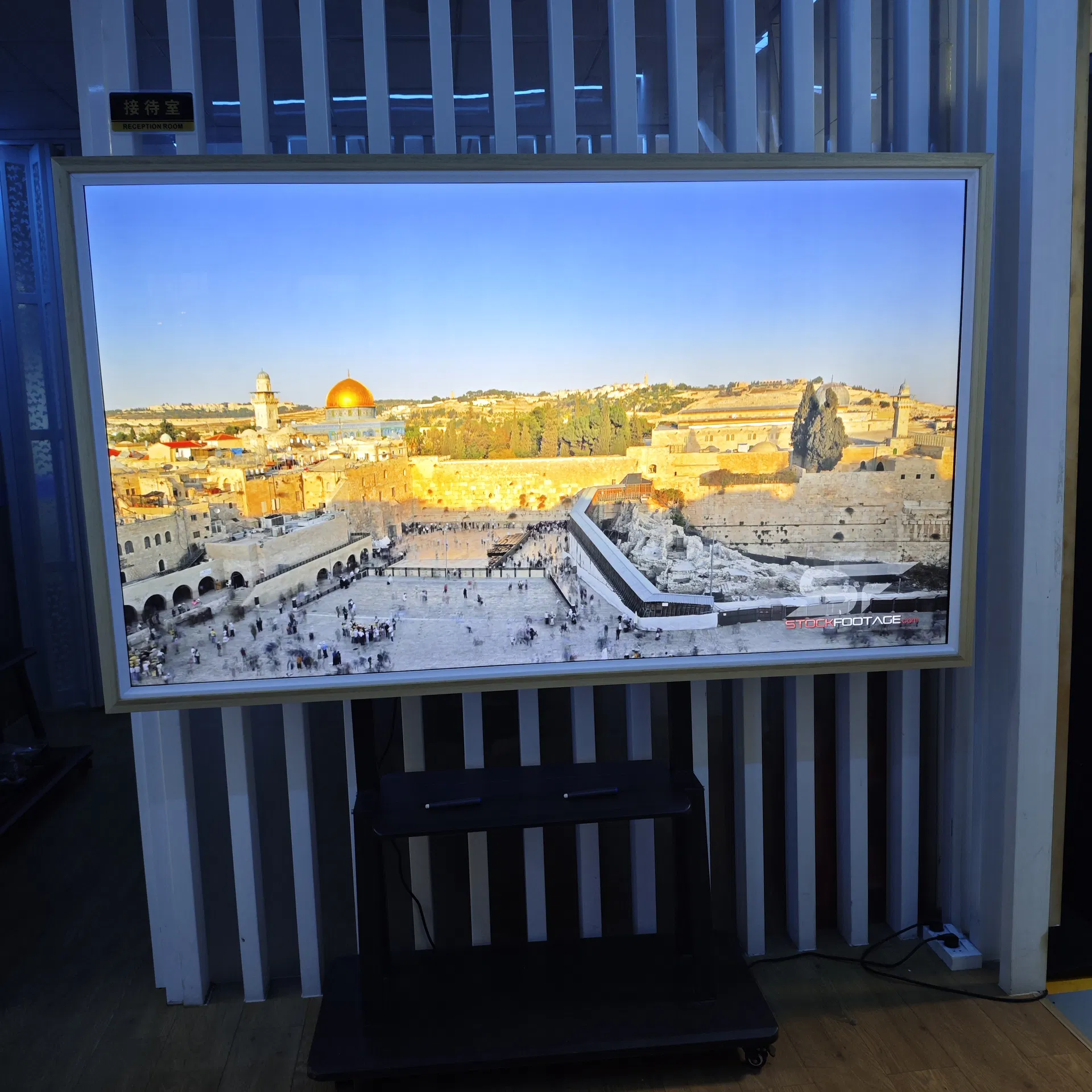 Ultra-Slim 4K Frame Digital Signage