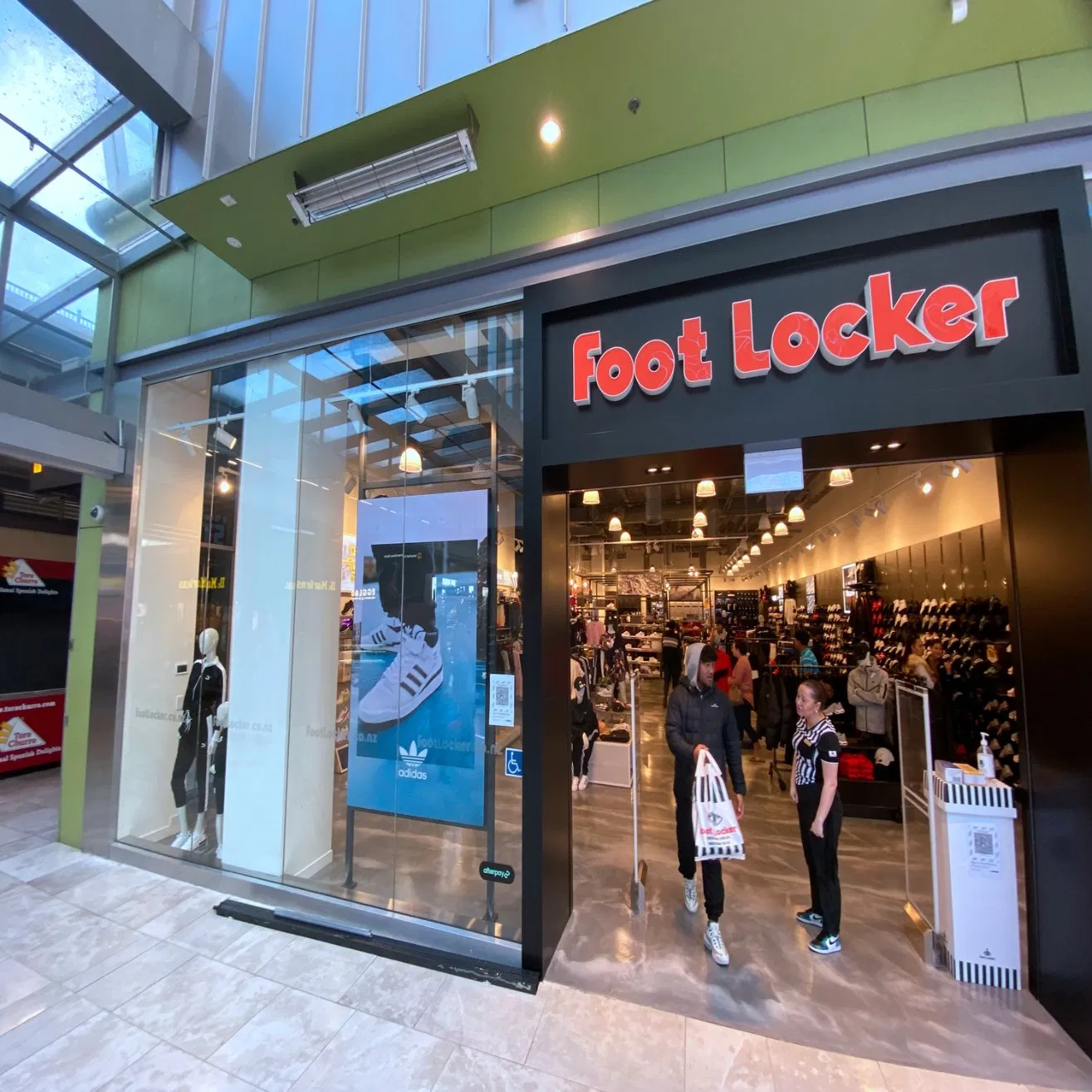 2K 4K 8K SMD HD P1.87 Advertising Full Color Ultrathin Fixed 55 Inch Indoor LED Video Wall Panel Screen Display for Control Room