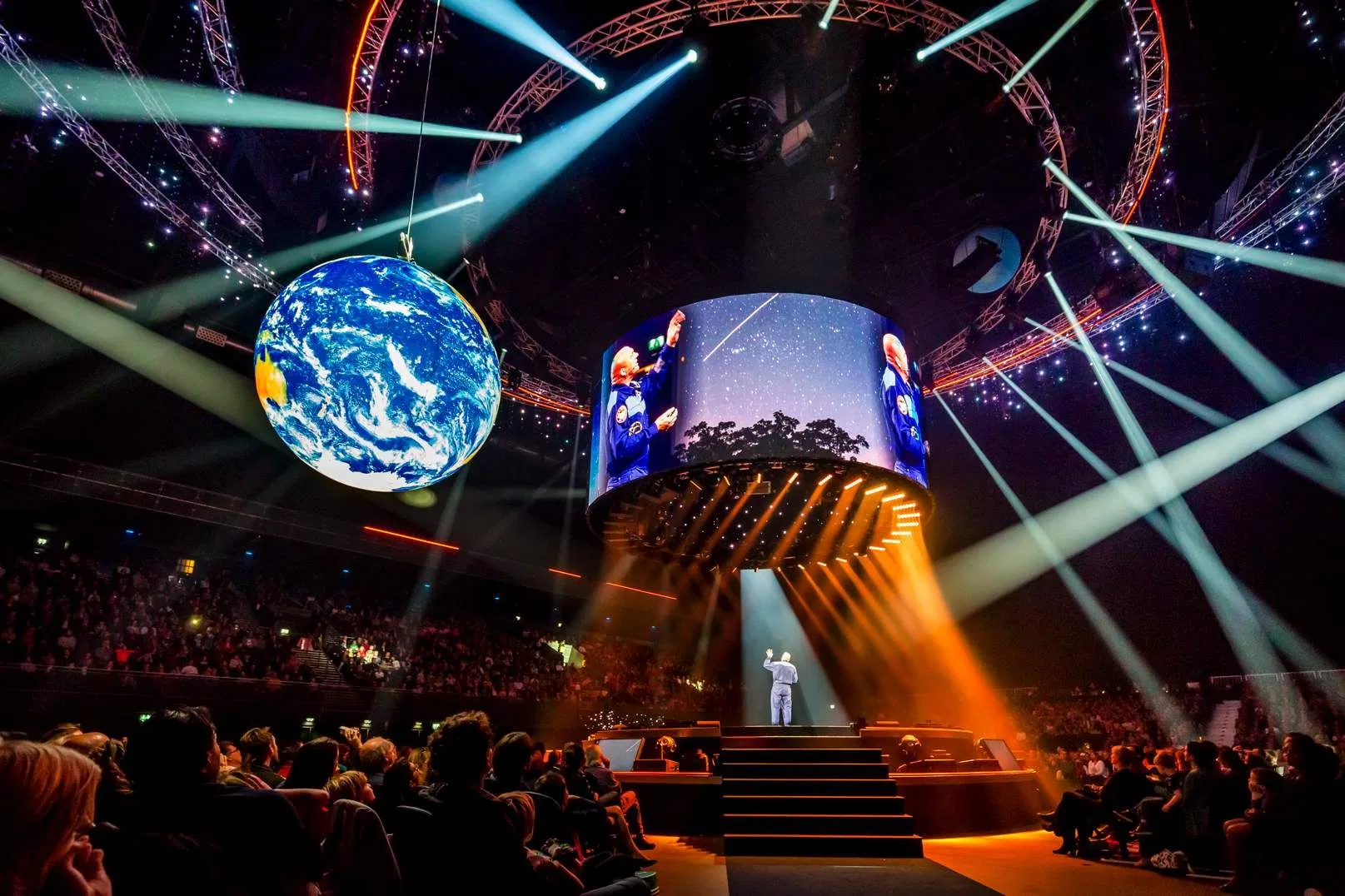 SMD P3.91 Curved Custom Large Shaped Video Wall Flexible LED Advertising Display