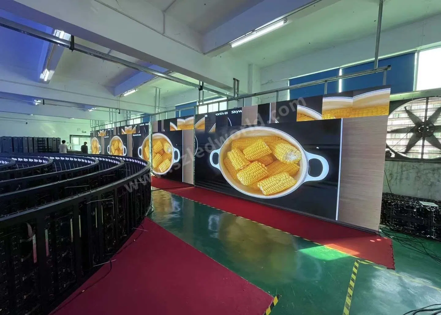 12.8kg Curved LED Display Hire, LED Rental Screen Easy Maintenance Poster Flexible Transparent Panel Video Wall Screen