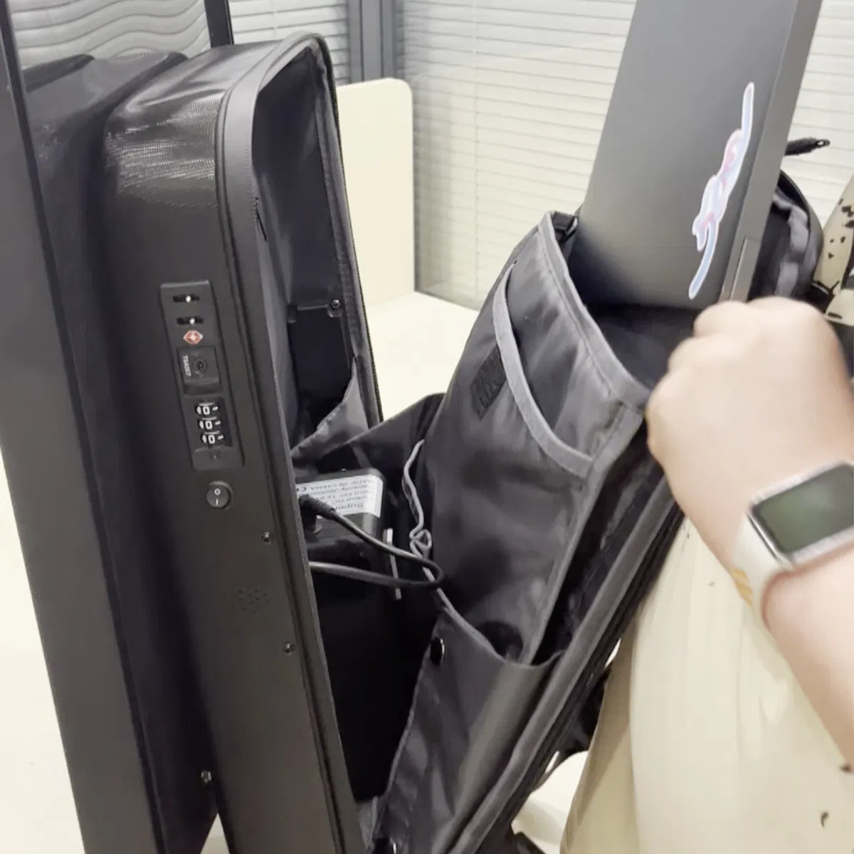 New 1000nit High Brightness Outdoor Video Advertising Machine Portable LCD/LED Screen Backpack Walking Digital Billboard for Shopping Mall City Center Promotion