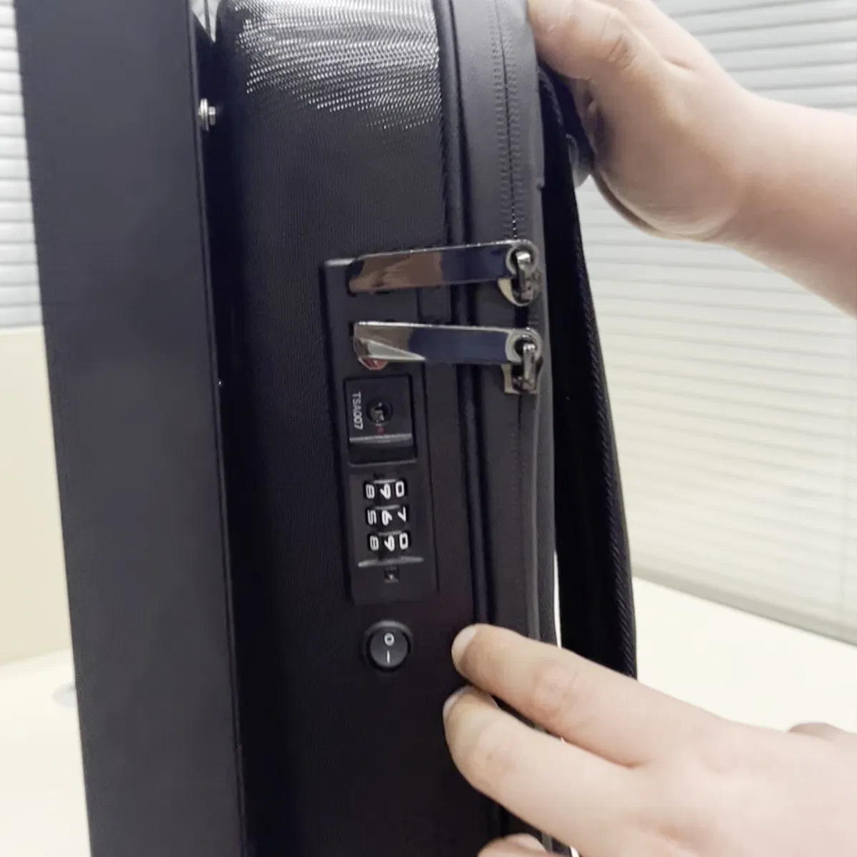 New 1000nit High Brightness Outdoor Video Advertising Machine Portable LCD/LED Screen Backpack Walking Digital Billboard for Shopping Mall City Center Promotion