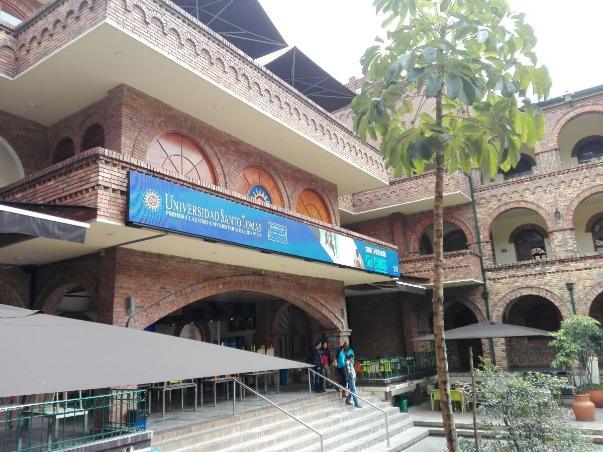 HD Full Color Indoor Outdoor LED Screen Display for Advertising Rental Window LED Display Front Service Back Service Flexible Corner with Good Price