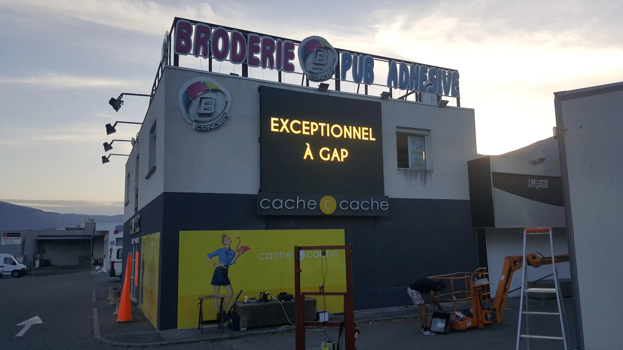 HD Full Color Indoor Outdoor LED Screen Display for Advertising Rental Window LED Display Front Service Back Service Flexible Corner with Good Price