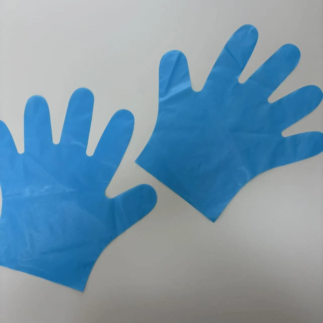 Ambidextrous CPE Disposable Gloves, Easy to Don for Quick-Service Restaurant Staff.
