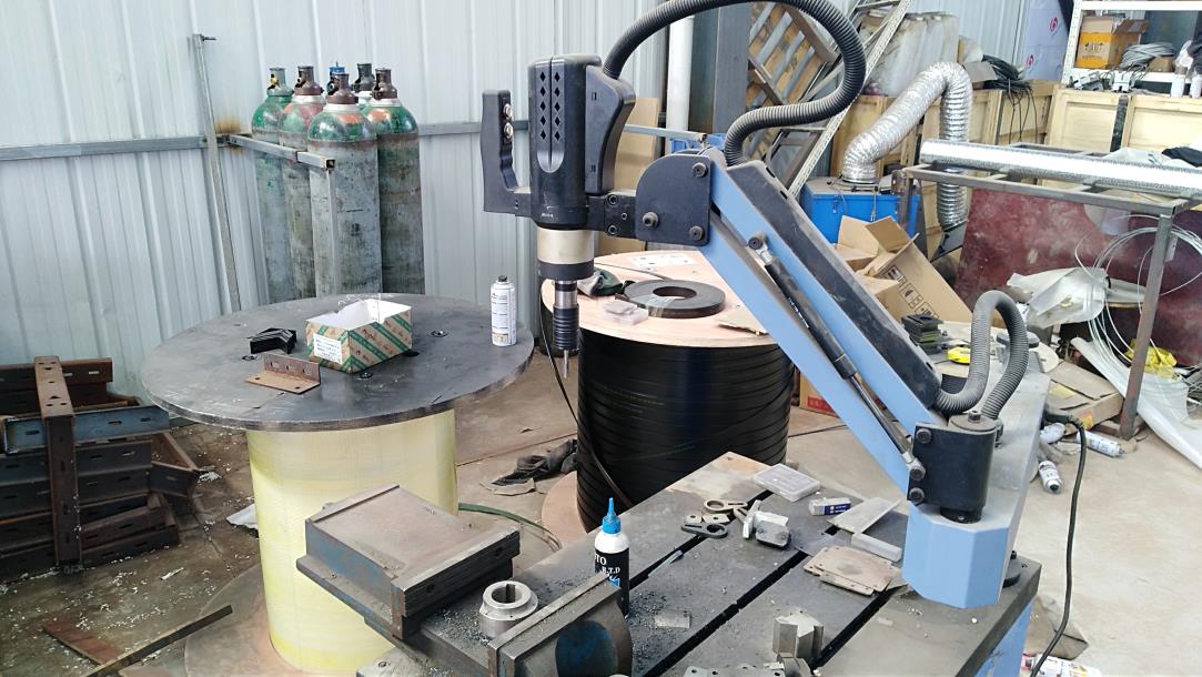 Tapping machine for threaded hole processing in elevator parts production