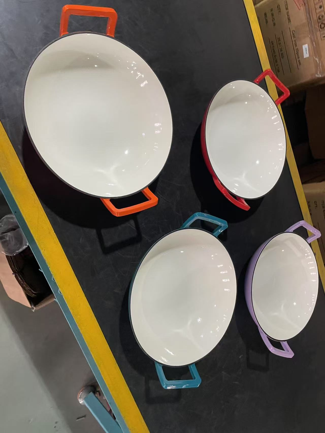 Cast iron enamel wok display 10