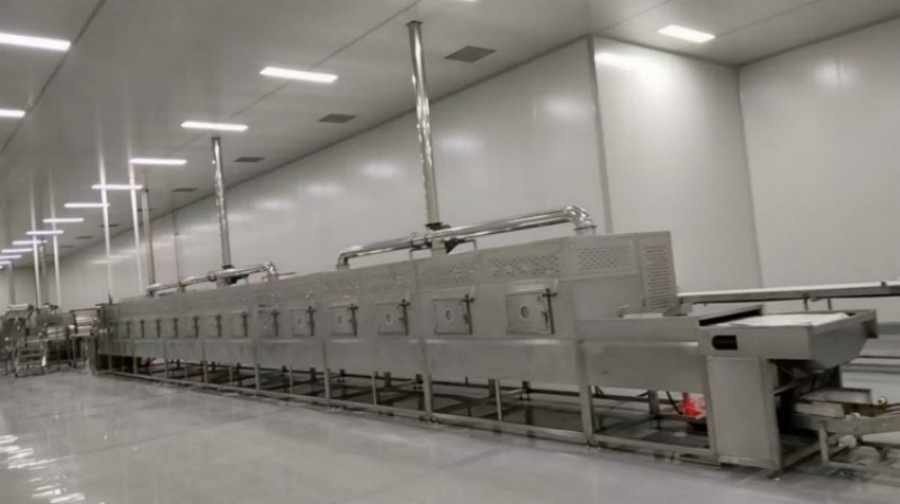 Secador de Cinta Transportadora para Secagem de Folhas de Chá, Flores, Fatias de Vegetais, Frutas Conservadas com Circulação Uniforme de Ar Quente, Máquina de Esterilização por Micro-ondas