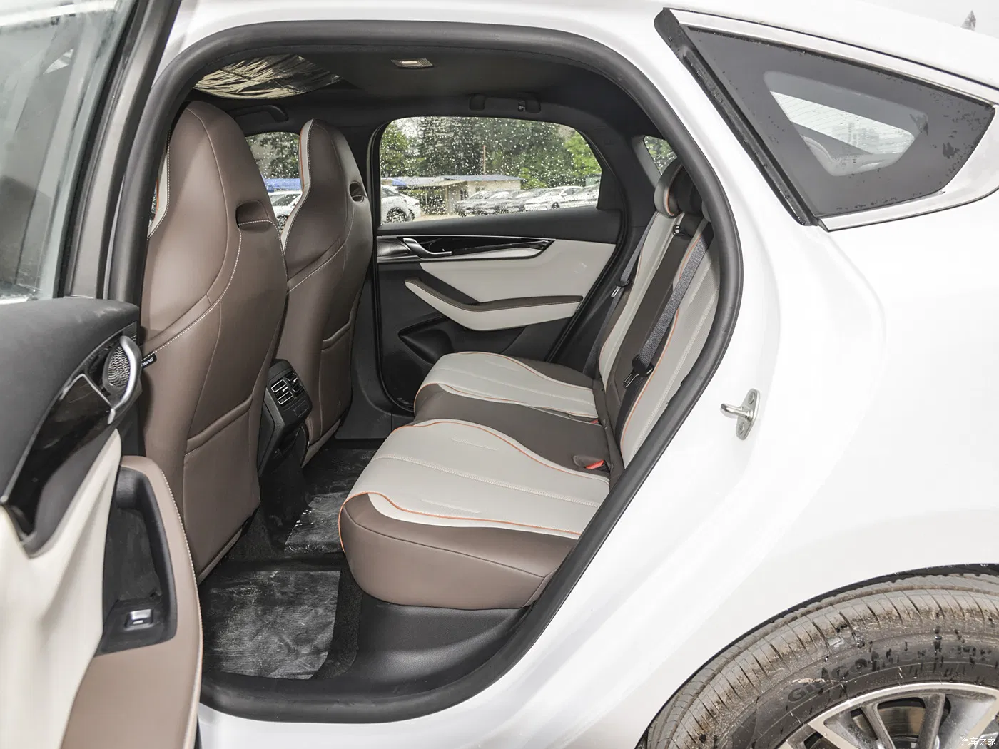 "Byd Qin Plus EV - 4765× 1837× 1515mm Dimensions, 2718mm Wheelbase, Spacious Cabin for Your Comfort