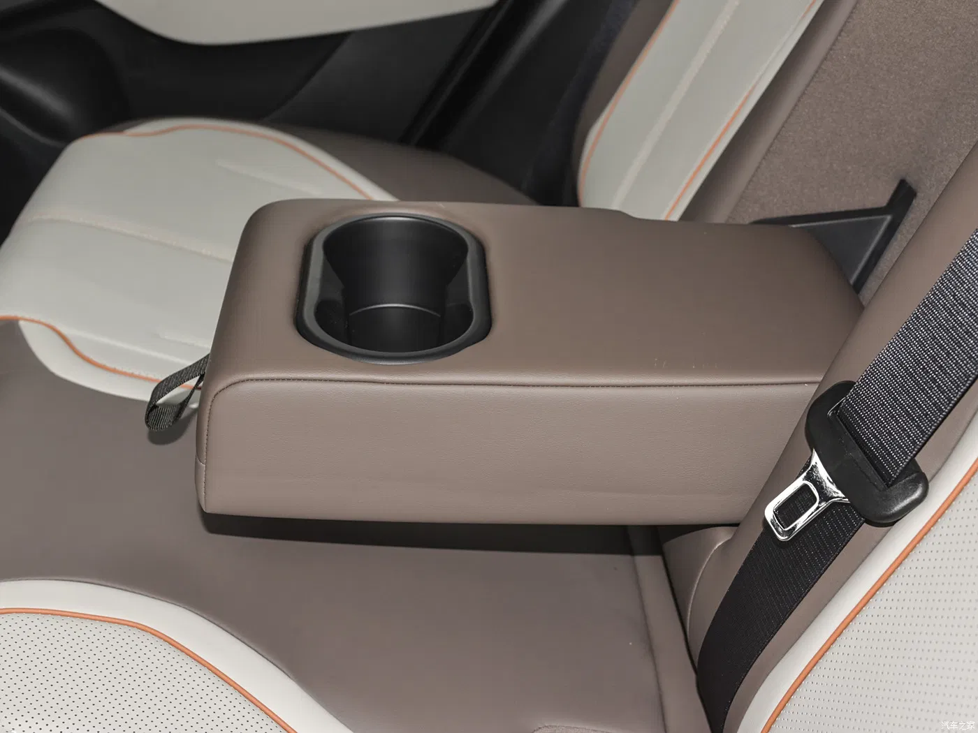 "Byd Qin Plus EV - 4765× 1837× 1515mm Dimensions, 2718mm Wheelbase, Spacious Cabin for Your Comfort