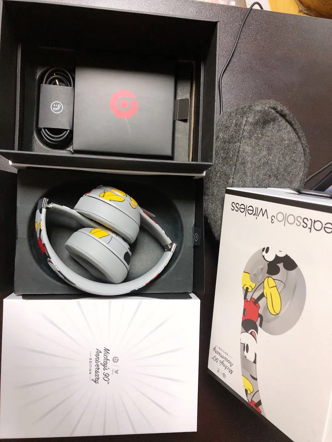 Wireless Headphone Display 1