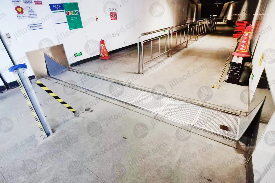 Light type automatic flood barrier for pedestrian doorway