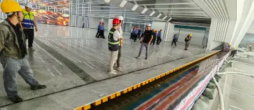 Hydrodynamic automatic flood barrier lifting by water buoyancy