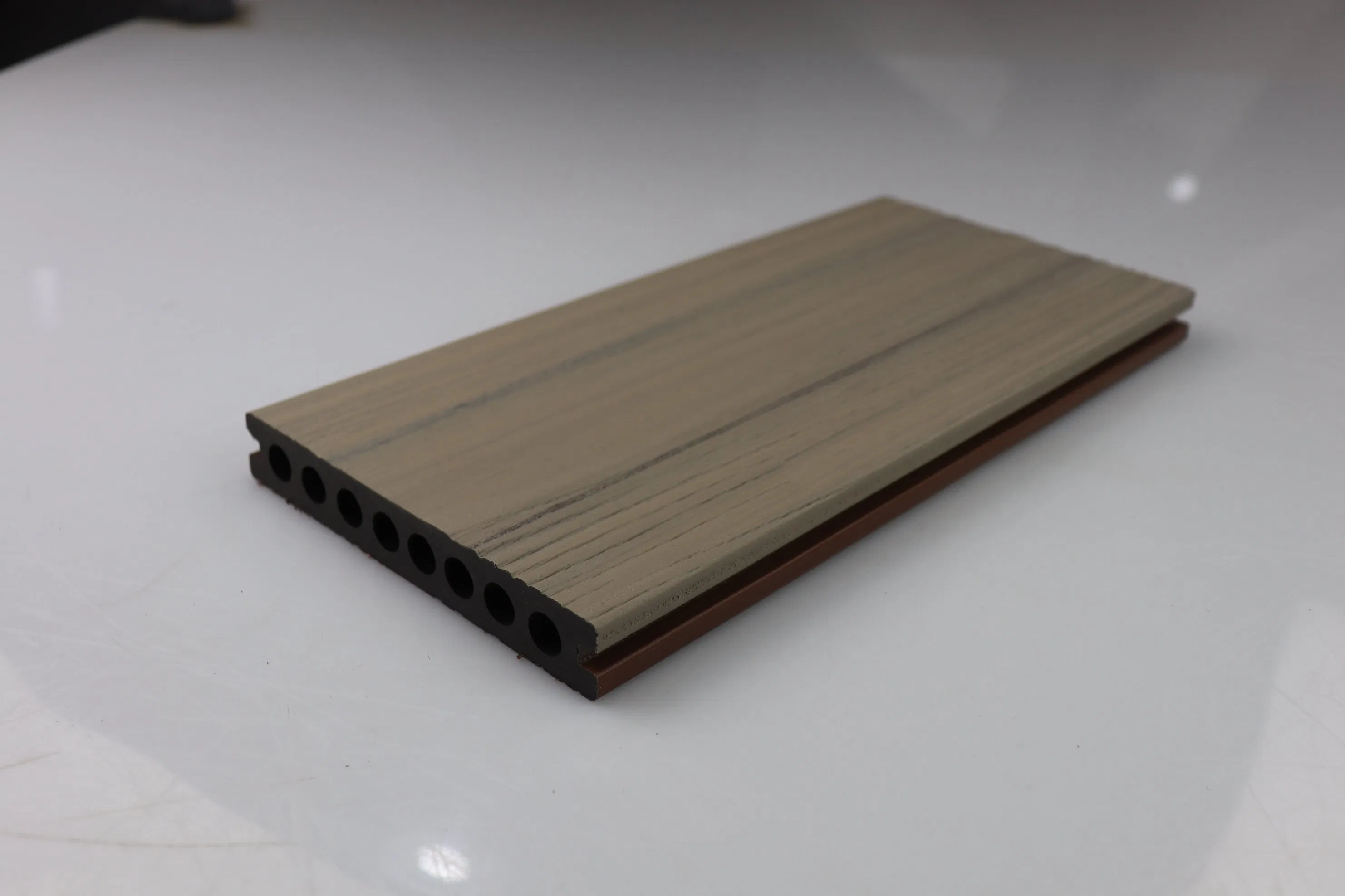 UV Resistane, Anti-Skidding WPC Outdoor Flooring Tile Composite Capped Decking Board