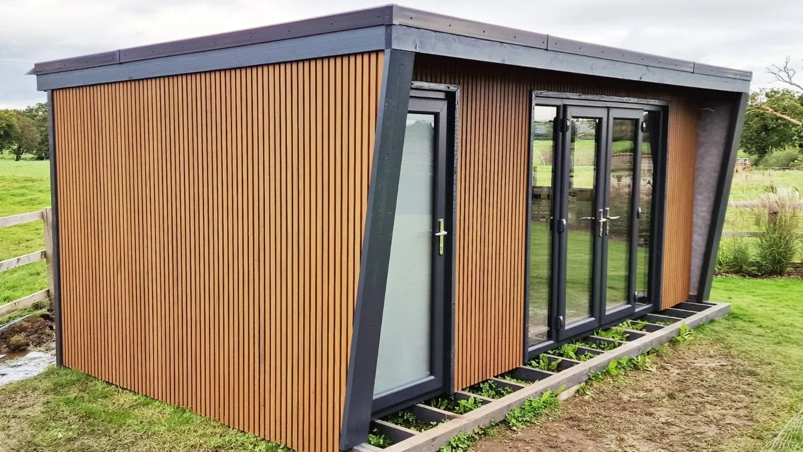 Weather Resistant Co Extrusion Outdoor Wooden Composite Slatted Wall Panel Cladding Wood Plastic Composite Interior and Exterior WPC Wall Cladding for Garden