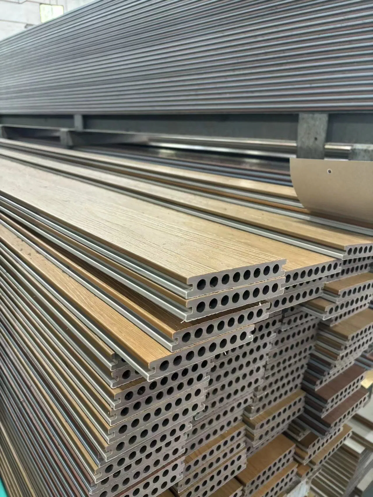 WPC Outdoor Decking 3D Wood Grain Stain Resistant Flooring Waterproof Fire Retardant