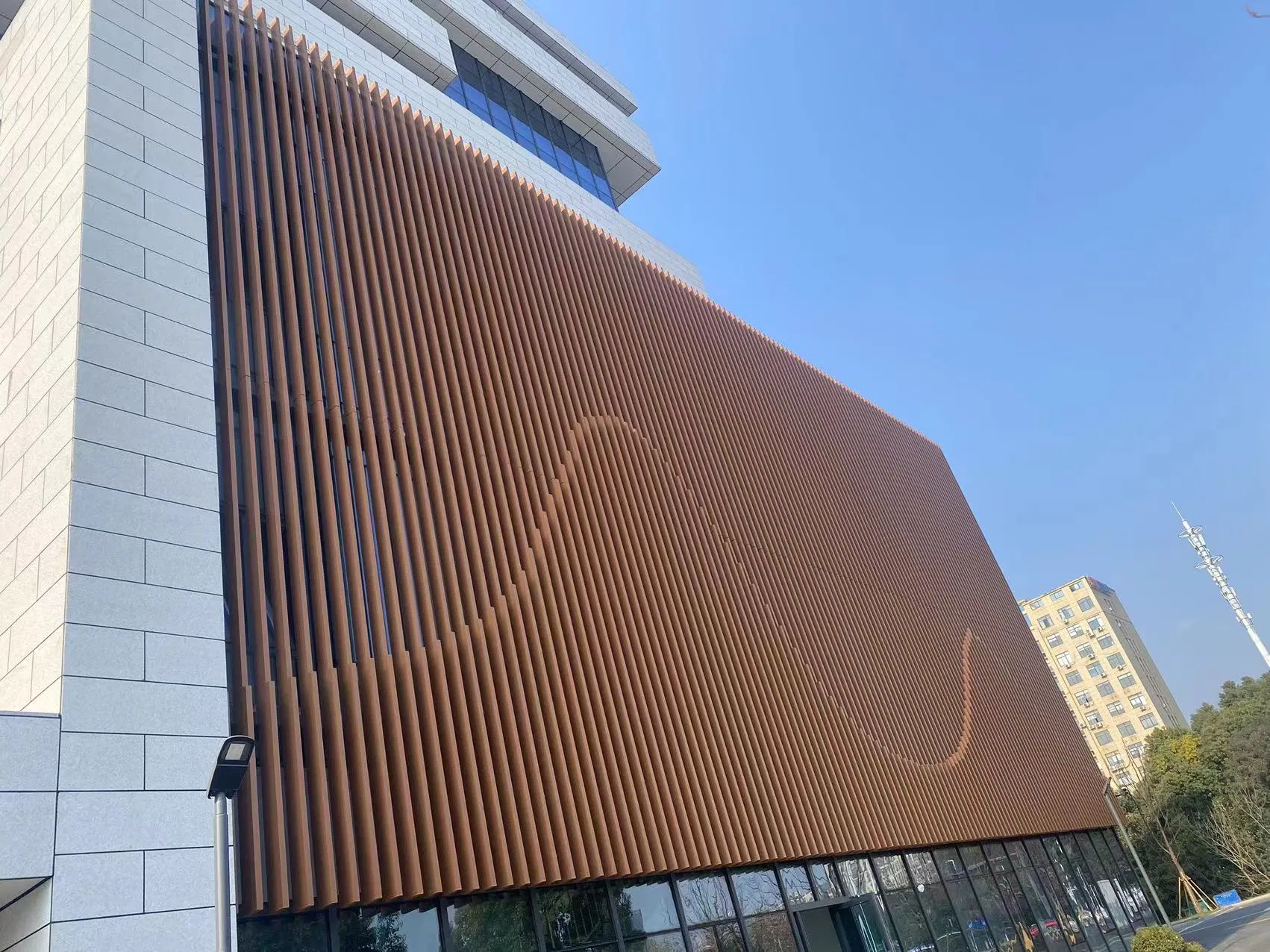 Weather Resistant Co Extrusion Outdoor Wooden Composite Slatted Wall Panel Cladding Wood Plastic Composite Interior and Exterior WPC Wall Cladding for Garden