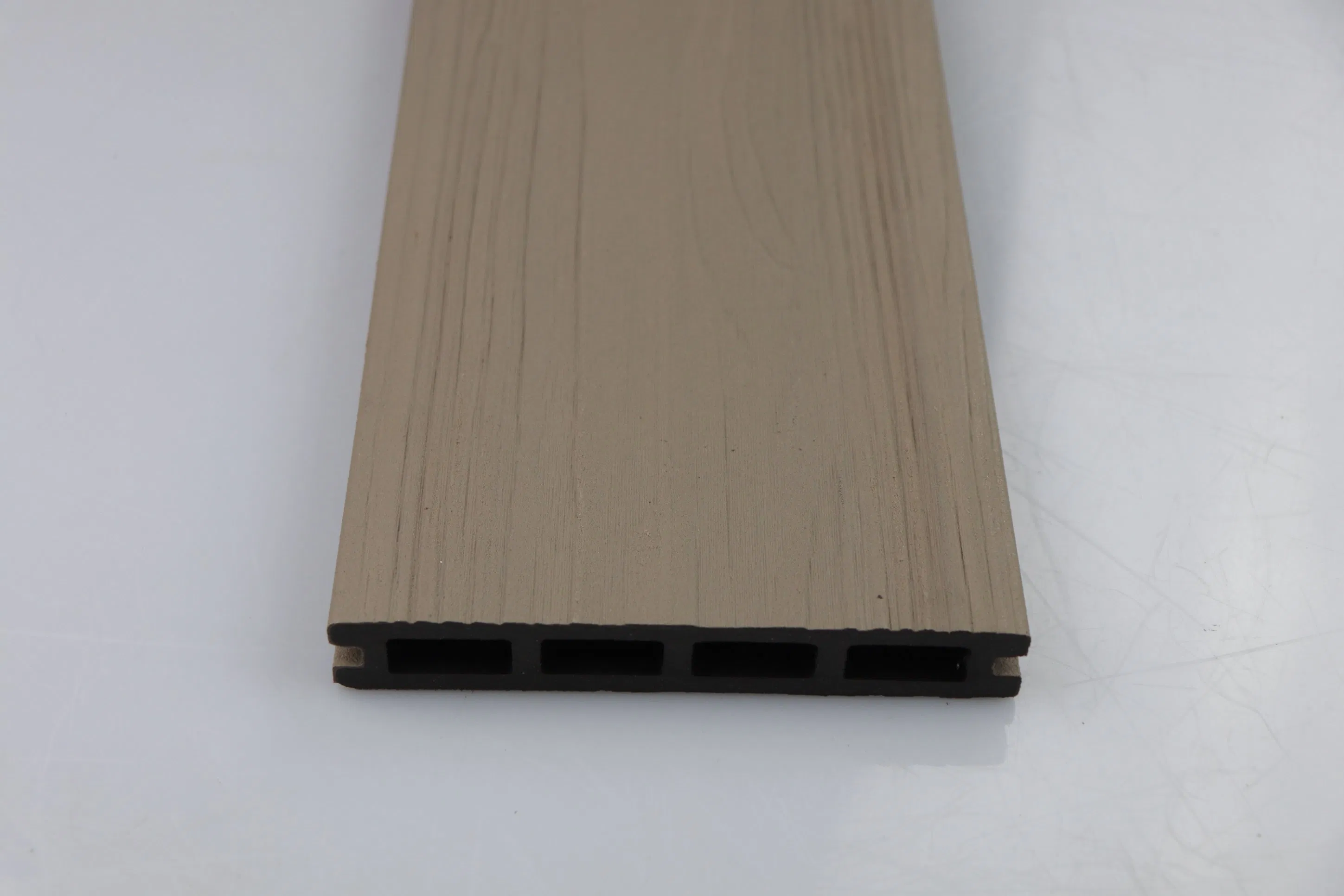 UV Resistane, Anti-Skidding WPC Outdoor Flooring Tile Composite Capped Decking Board